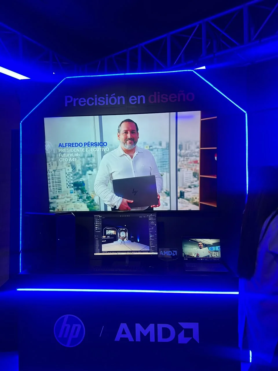 Alfredo Pérsico aparece en una pantalla de la exhibición de HP y AMD