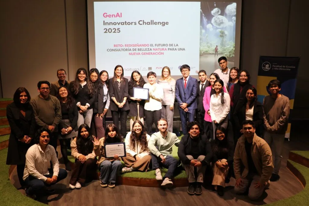 Final del PUCP GenAI Innovators Challenge Natura 2025 con FutureLab