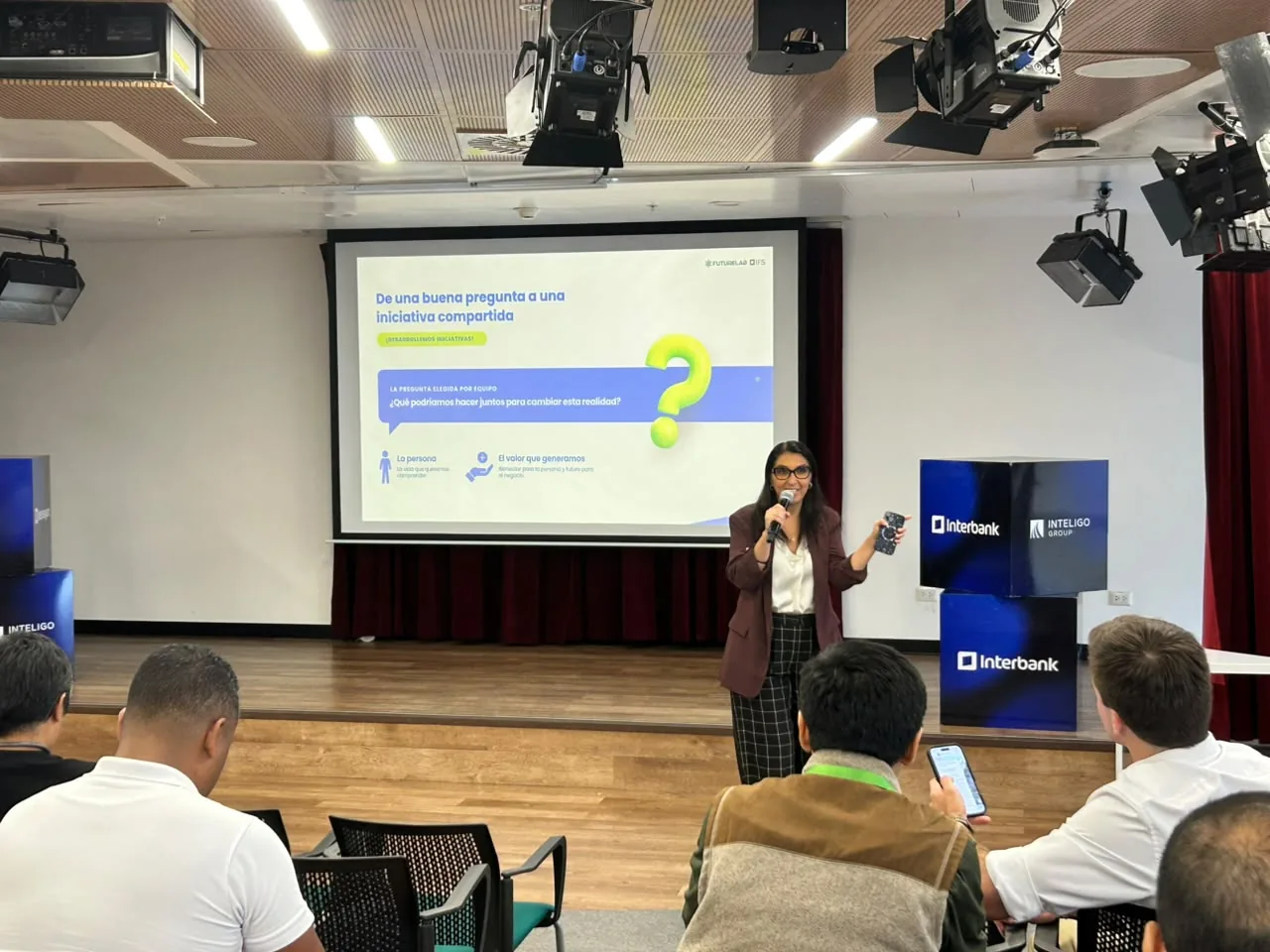Mariela Araoz presenta la pregunta para desarrollar iniciativas compartidas de bienestar financiero