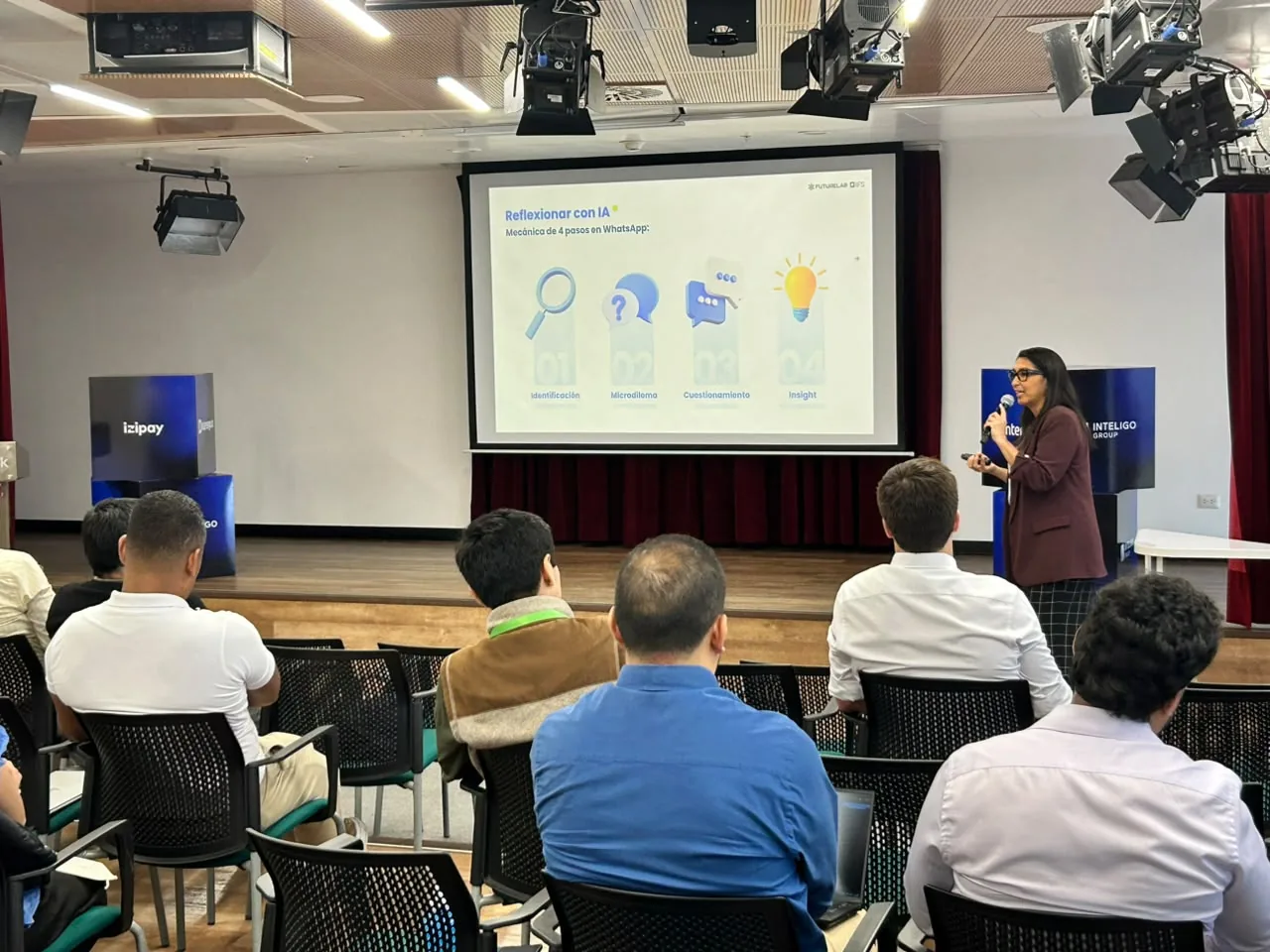 Mariela Araoz presenta la metodología de cuatro pasos para reflexionar con IA
