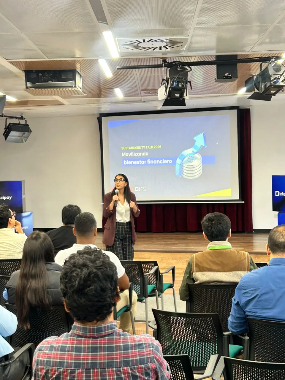 Presentación del Sustainability Talk 2026 sobre bienestar financiero ante los asistentes